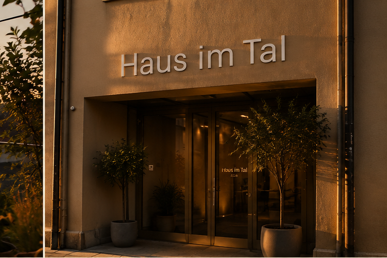 Der Eingang des Haus im Tal im warmen Abendlicht